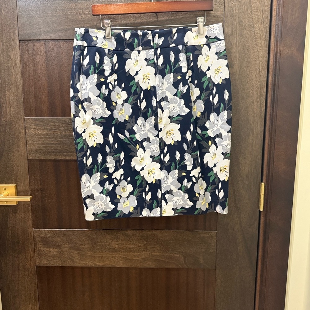 Ann Taylor Factory Floral Pencil Skirt - Navy and White - Picture 4 of 8